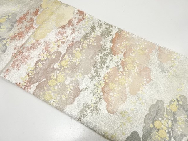 雲に花唐草・箔散らし模様織り出し　袋帯